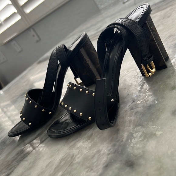 Louis Vuitton heels. Worn once and in prestine condition. Size 37. Beauties!! - Picture 4 of 7